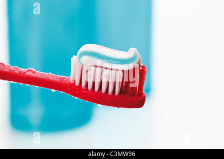 Close up de brosse à dents et dentifrice rince bouteille avec en arrière-plan Banque D'Images