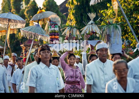 L'île de Bali, Indonésie, village, près de Tejakula Temple Pura Maksan. Procession. Banque D'Images