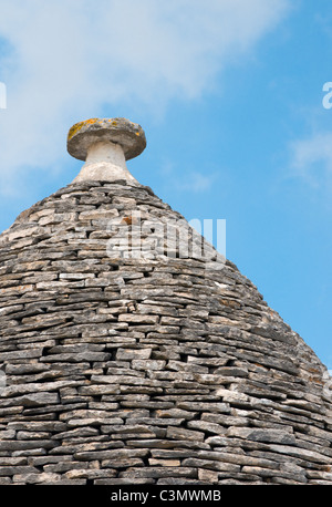 Trullo (pl. Trulli), habitation en pierre traditionnelle des Pouilles avec toit conique et Pinnacle, Alberobello, Puglia (Pouilles), Italie Banque D'Images