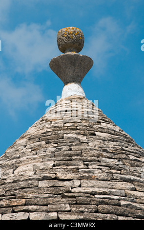 Trullo (pl. Trulli), habitation en pierre traditionnelle des Pouilles avec toit conique et Pinnacle, Alberobello, Puglia (Pouilles), Italie Banque D'Images