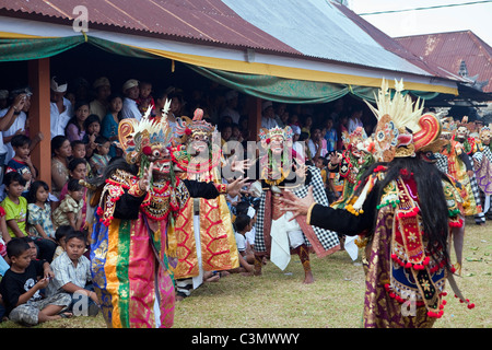 L'île de Bali, Indonésie, village Pura Maksan Tejakula, Temple. La danse dramatique intitulée : Wayang Wong. Banque D'Images