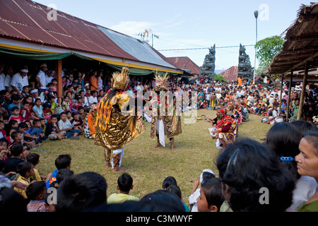 L'île de Bali, Indonésie, village Pura Maksan Tejakula, Temple. La danse dramatique intitulée : Wayang Wong. Banque D'Images