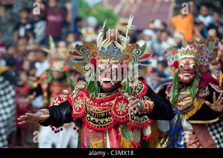 L'île de Bali, Indonésie, village Pura Maksan Tejakula, Temple. Théâtre Danse avec masques sacrés appelés : Wayang Wong. Banque D'Images