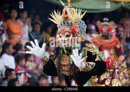 L'île de Bali, Indonésie, village Pura Maksan Tejakula, Temple. Théâtre Danse avec masques sacrés appelés : Wayang Wong. Banque D'Images