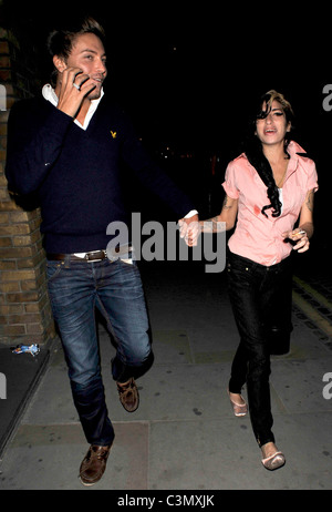 Tyler James et Amy Winehouse bénéficiant d'une nuit sur la ville avec petit ami Tyler James après avoir quitté Pizza Express Jazz Club Banque D'Images