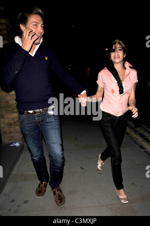 Tyler James et Amy Winehouse bénéficiant d'une nuit sur la ville avec petit ami Tyler James après avoir quitté Pizza Express Jazz Club Banque D'Images