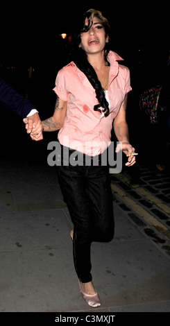 Amy Winehouse, bénéficiant d'une nuit sur la ville avec petit ami Tyler James après avoir quitté Pizza Express Jazz Club Soho, Londres Banque D'Images