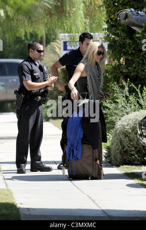 LeAnn Rimes aide les agents de police de Santa Monica LeAnn Rimes décharger vos bagages et les clubs de golf de son SUV devant sa maison Los Banque D'Images