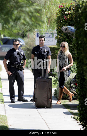 LeAnn Rimes aide les agents de police de Santa Monica LeAnn Rimes décharger vos bagages et les clubs de golf de son SUV devant sa maison Los Banque D'Images