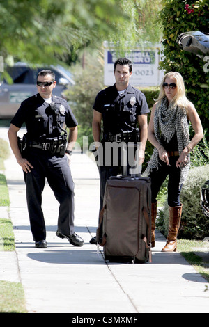 LeAnn Rimes aide les agents de police de Santa Monica LeAnn Rimes décharger vos bagages et les clubs de golf de son SUV devant sa maison Los Banque D'Images