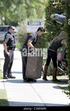 LeAnn Rimes aide les agents de police de Santa Monica LeAnn Rimes décharger vos bagages et les clubs de golf de son SUV devant sa maison Los Banque D'Images