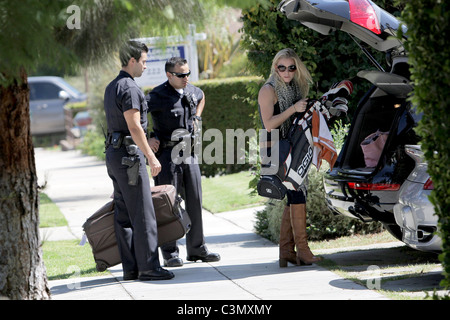 LeAnn Rimes aide les agents de police de Santa Monica LeAnn Rimes décharger vos bagages et les clubs de golf de son SUV devant sa maison Los Banque D'Images