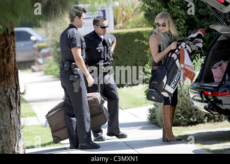 LeAnn Rimes aide les agents de police de Santa Monica LeAnn Rimes décharger vos bagages et les clubs de golf de son SUV devant sa maison Los Banque D'Images