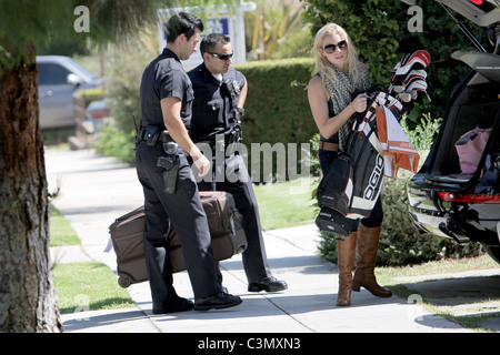 LeAnn Rimes aide les agents de police de Santa Monica LeAnn Rimes décharger vos bagages et les clubs de golf de son SUV devant sa maison Los Banque D'Images