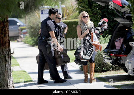 LeAnn Rimes aide les agents de police de Santa Monica LeAnn Rimes décharger vos bagages et les clubs de golf de son SUV devant sa maison Los Banque D'Images