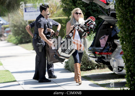 LeAnn Rimes aide les agents de police de Santa Monica LeAnn Rimes décharger vos bagages et les clubs de golf de son SUV devant sa maison Los Banque D'Images