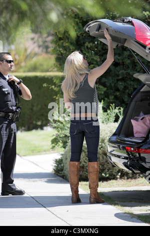 LeAnn Rimes aide les agents de police de Santa Monica LeAnn Rimes décharger vos bagages et les clubs de golf de son SUV devant sa maison Los Banque D'Images