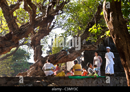 L'île de Bali, Indonésie, Alassari, Sea temple appelé Pura Batu Ponjok. Festival pour honorer les dieux de la mer. Melasty Festival. Banque D'Images