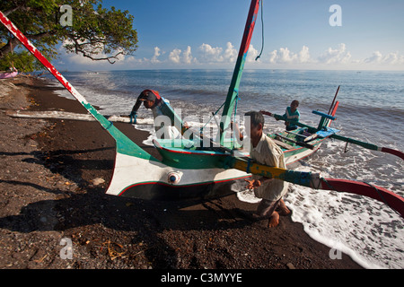 L'Indonésie, île de Bali, près de Tejakula, Gaia Village Oasis Resort. Les pêcheurs reviennent de la mer. Banque D'Images