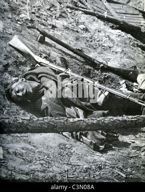 AMERICAN CIVIL WAR : Dead Confederate soldat à Pétersbourg en 1865 Banque D'Images