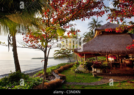 L'Indonésie, île de Bali, près de Tejakula, Gaia Village Oasis Resort. Restaurant. Banque D'Images