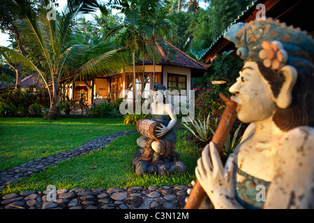 L'Indonésie, île de Bali, près de Tejakula, Gaia Village Oasis Resort. Statue devant bungalow. Banque D'Images