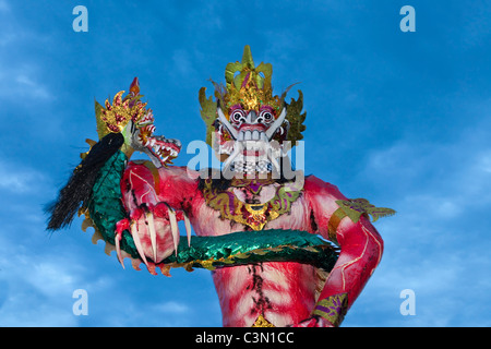 L'Indonésie, l'Ogoh-Ogoh,festival nouvel an balinais monstres immenses poupées à doigts menaçant et effrayant visages Banque D'Images