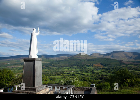 Statue de Saint Patrick sur le Glen of Aherlow et les Galtee Mountains, comté de Tipperary, Irlande. Banque D'Images