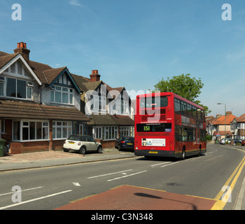 Bus qui va passé Maisons semi Commercial Property Surrey Angleterre Cheam Banque D'Images