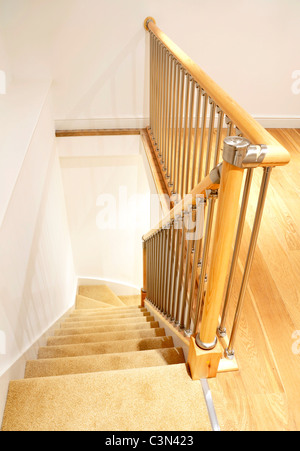 Escalier dans une maison. Regardant vers le bas. Sol recouvert de moquette beige Banque D'Images