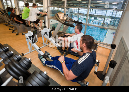 Plan d'entraînement personnalisé salle de formation de la Vichy - Val d'Allier, piscine. Salle de musculation et de cardio-training. Banque D'Images