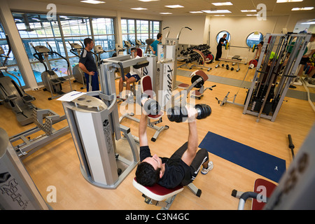 Plan d'entraînement personnalisé salle de formation de la Vichy - Val d'Allier, piscine. Salle de musculation et de cardio-training. Banque D'Images