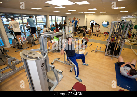 Plan d'entraînement personnalisé salle de formation de la Vichy - Val d'Allier, piscine. Salle de musculation et de cardio-training. Banque D'Images