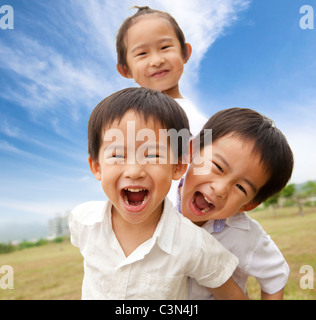 Portrait of happy kids outdoor Banque D'Images