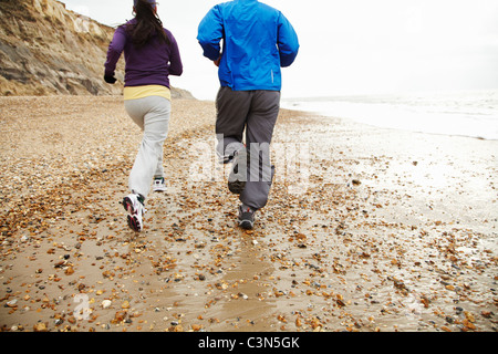 Jeune couple en marche par la mer Banque D'Images