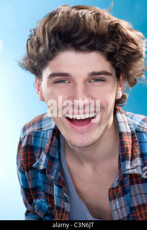 Sourire énergique jeune homme portrait Banque D'Images