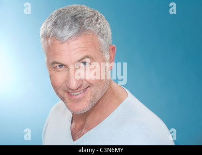 Cheveux gris homme portrait sourire Banque D'Images