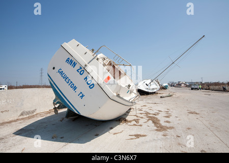 Voiliers jeter incliné sur sur terre après la destruction de la catégorie 4 l'ouragan Ike de Galveston, Texas en septembre 2008 Banque D'Images