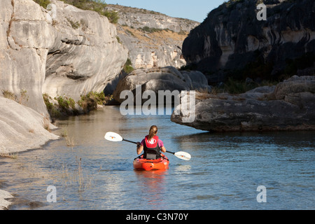 Automne Le kayak sur la rivière Pecos dans le sud-ouest de Val Verde County, Texas. Banque D'Images