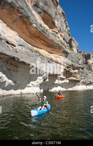 Automne Le kayak sur la rivière Pecos dans le sud-ouest de Val Verde County, Texas, sur le cours supérieur du lac Amistad. Banque D'Images