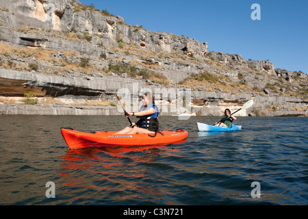 Automne Le kayak sur la rivière Pecos dans le sud-ouest de Val Verde County, Texas, sur le cours supérieur du lac Amistad. Banque D'Images