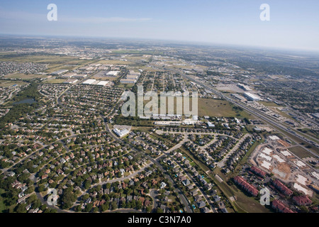 Faites des antennes d'un hélicoptère montrant la croissance des banlieues dans la banlieue ouest de Austin Banque D'Images