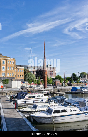 Scène dans Gloucester docks historiques montrant les petits bateaux amarrés à un ponton Banque D'Images