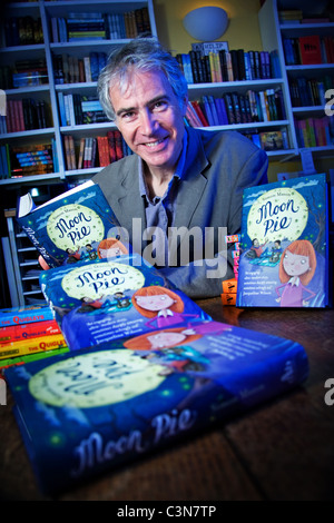 Auteur Simon Mason avec nouveau livre Moon Pie à David Fickling Books à Oxford. 2011 Banque D'Images