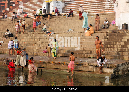 Inde - Varanasi - Gange - les gens sur les ghats Banque D'Images