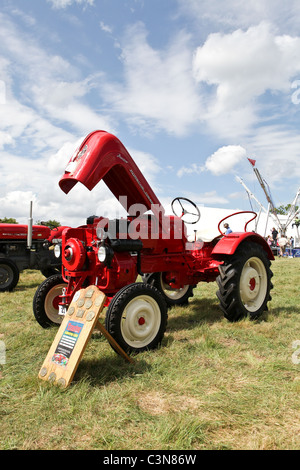 Les tracteurs d'époque au South Suffolk Show en mai 2011, près de Ampton à Bury St Edmunds Banque D'Images