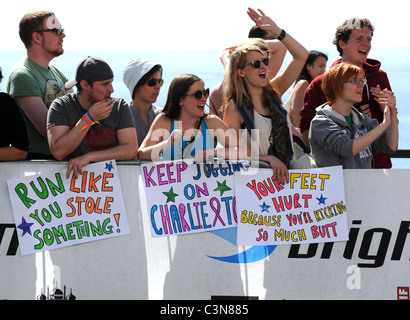 Brighton Marathon 2011 - Les spectateurs encourager les coureurs Banque D'Images