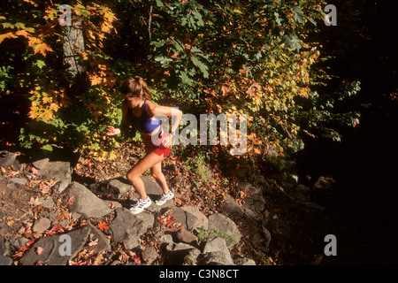 Coureuse sur les sentiers. Banque D'Images