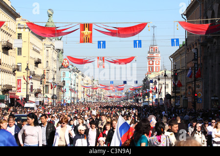 Les gens sur la Perspective Nevski à la fête de la victoire le 9 mai. Banque D'Images