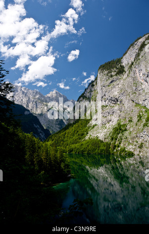 Vue sur les Alpes et des réflexions sur le lac Obersee, Bavière Banque D'Images
